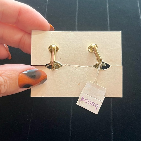 Rare vintage signed Coro clip on earrings with ORIGINAL tag. Never worn. - Picture 3 of 3